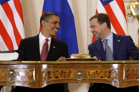 Der russische Präsident Medwedew und Barack Obama bei der Unterzeichnung des neuen Atomwaffensperrvertrages 2010