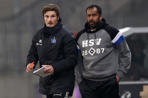 Hamburgs damaliger Trainer Daniel Thioune (r) und der frühere Co-Trainer Merlin Polzin. (Archivbild) Foto: Christian Charisius/d