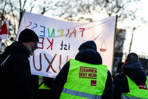 Mehrere Gewerkschaften haben für Dienstag zu einer Demonstration vor dem Landtag aufgerufen. Foto: Christoph Reichwein/dpa
