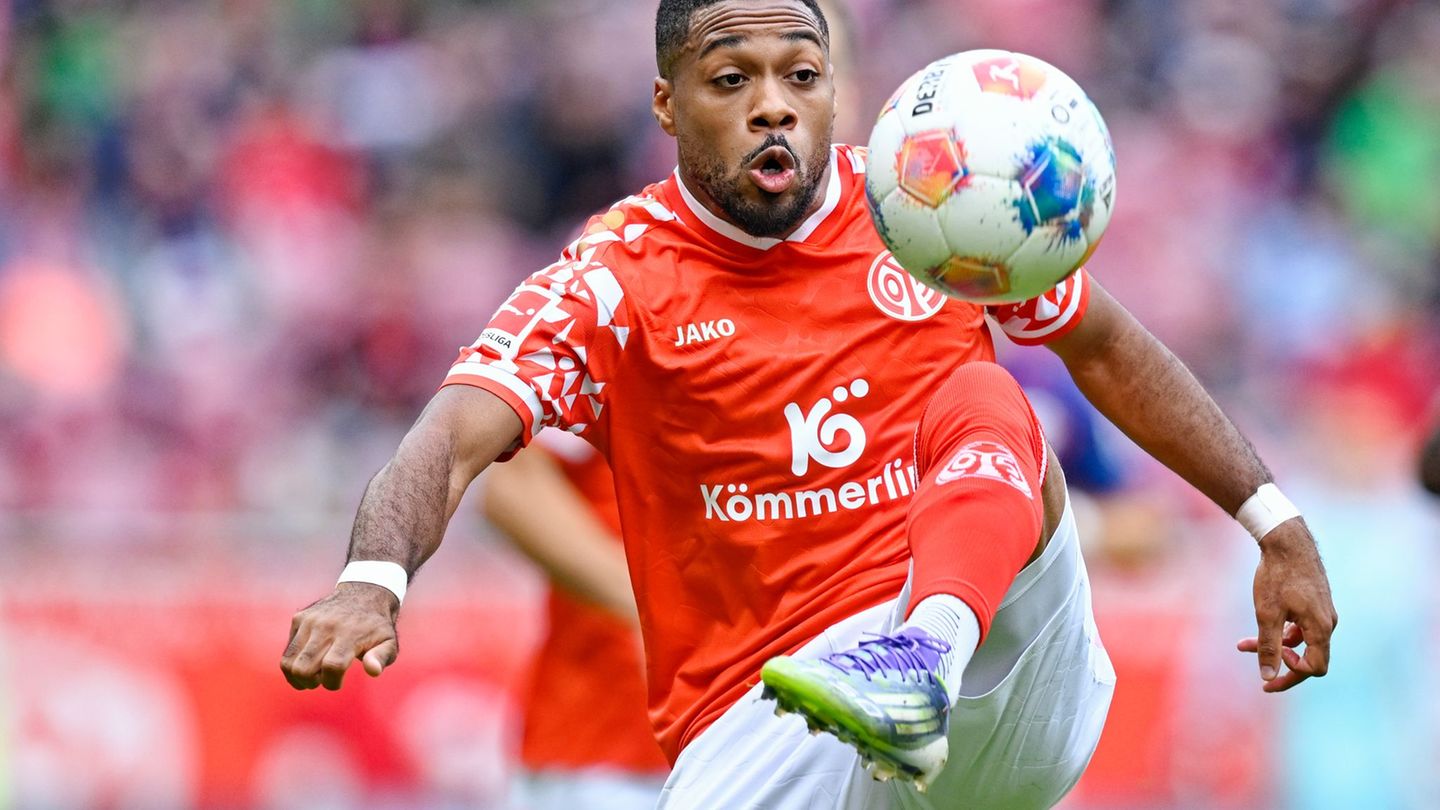 Phillipp Mwene hat seinen Vertrag beim FSV Mainz 05 verlängert. (Archivbild) Foto: Uwe Anspach/dpa