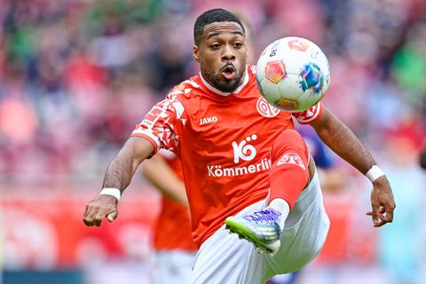 Phillipp Mwene hat seinen Vertrag beim FSV Mainz 05 verlängert. (Archivbild) Foto: Uwe Anspach/dpa
