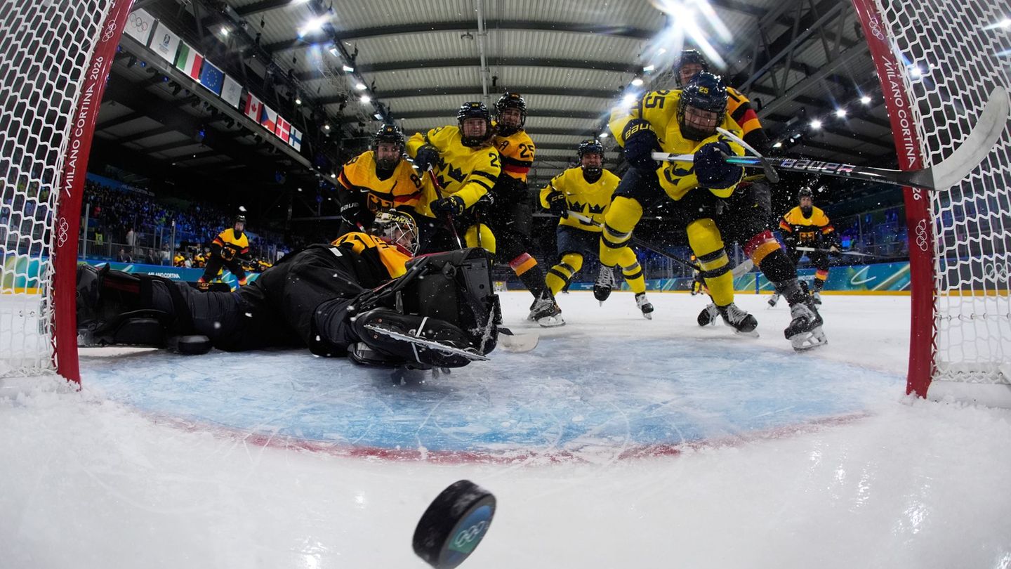 Deutschland verliert das Auftaktspiel beim olympischen Eishockeyturnier der Frauen. Foto: Petr David Josek/Pool AP/AP/dpa