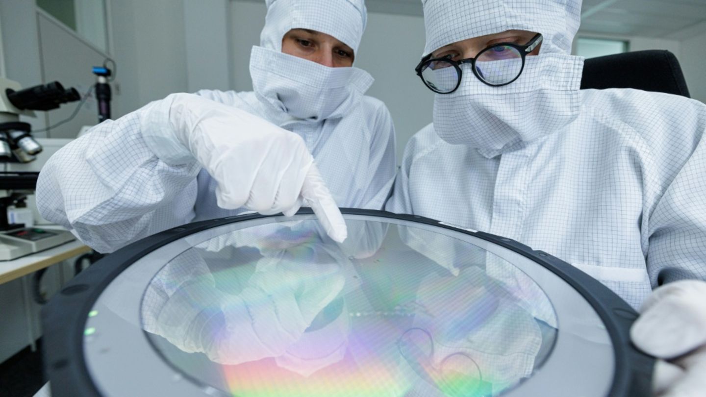 Mikrotechnologie-Auszubildende in Dresden