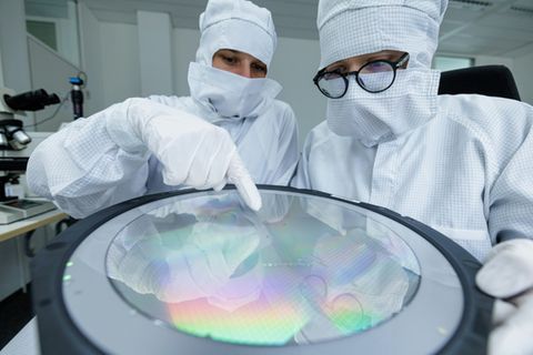 Mikrotechnologie-Auszubildende in Dresden