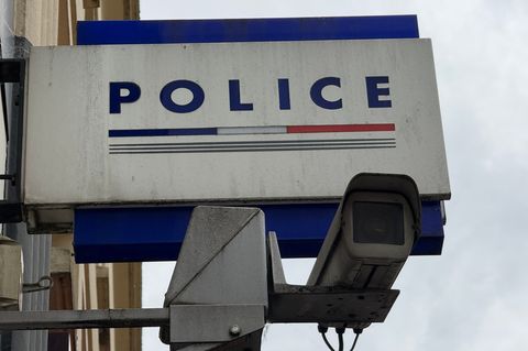 Die französische Justiz ermittelt gegen einen ehemaligen Kulturbeamten wegen sexueller Übergriffe und Eingriffen in die Intimsph