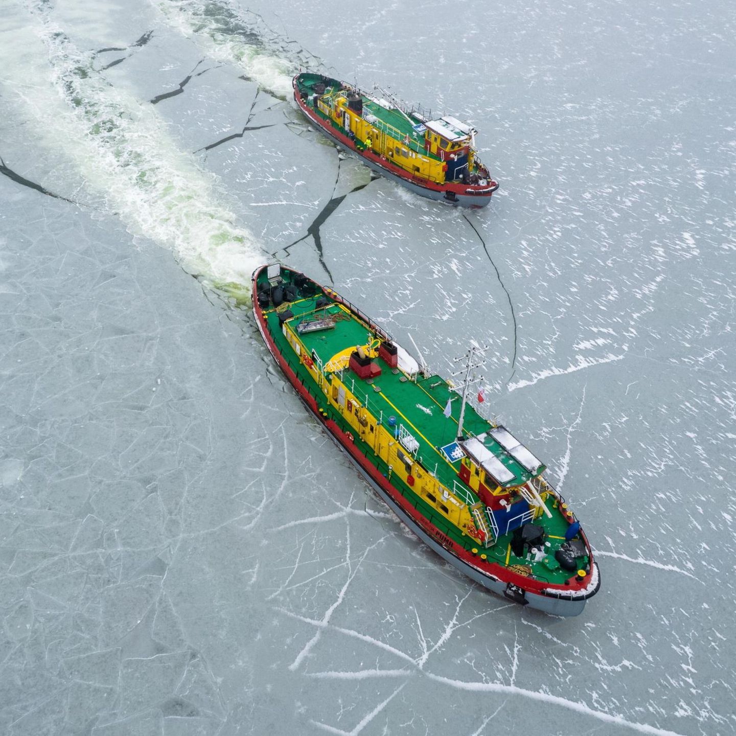 Mehrere Eisbrecher fahren bei winterlichen Temperaturen auf dem zugefrorenen Weichseldurchbruch Smiala Wisla