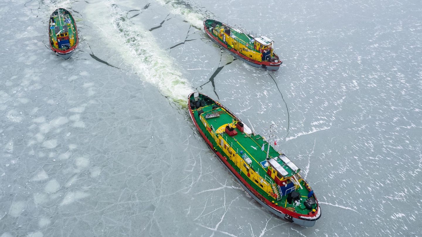 Mehrere Eisbrecher fahren bei winterlichen Temperaturen auf dem zugefrorenen Weichseldurchbruch Smiala Wisla