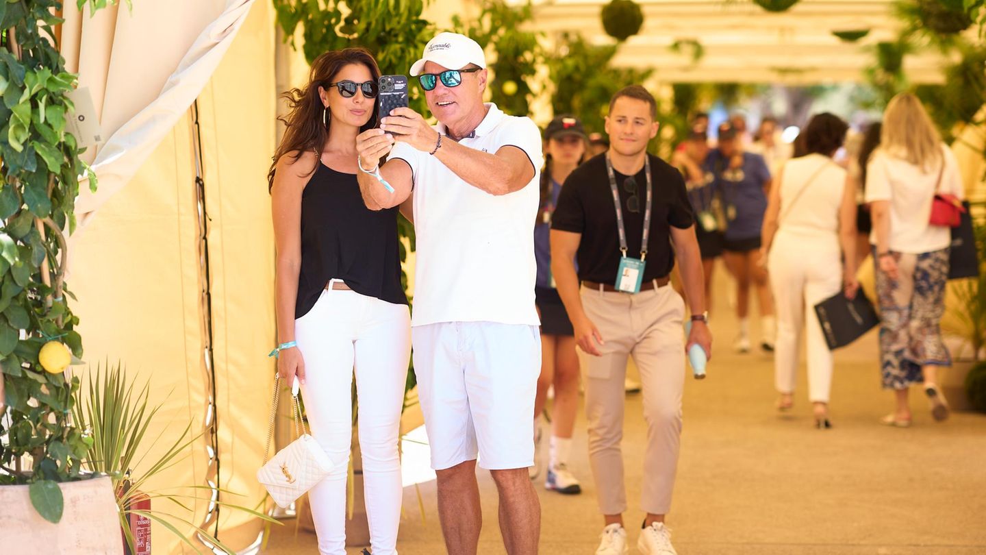 Carina und Dieter Bohlen nehmen ein Selfie auf