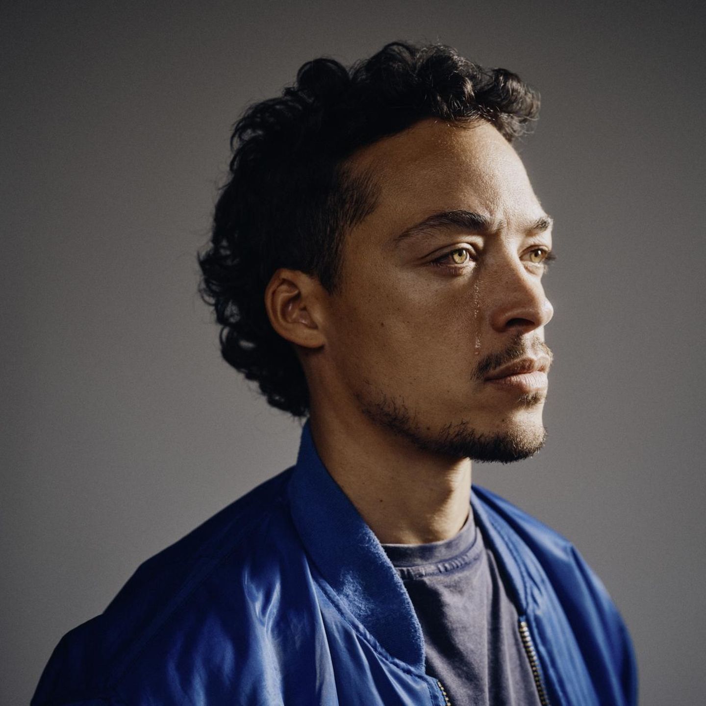 Aurel Mertz mit fließenden Tränen im Studio