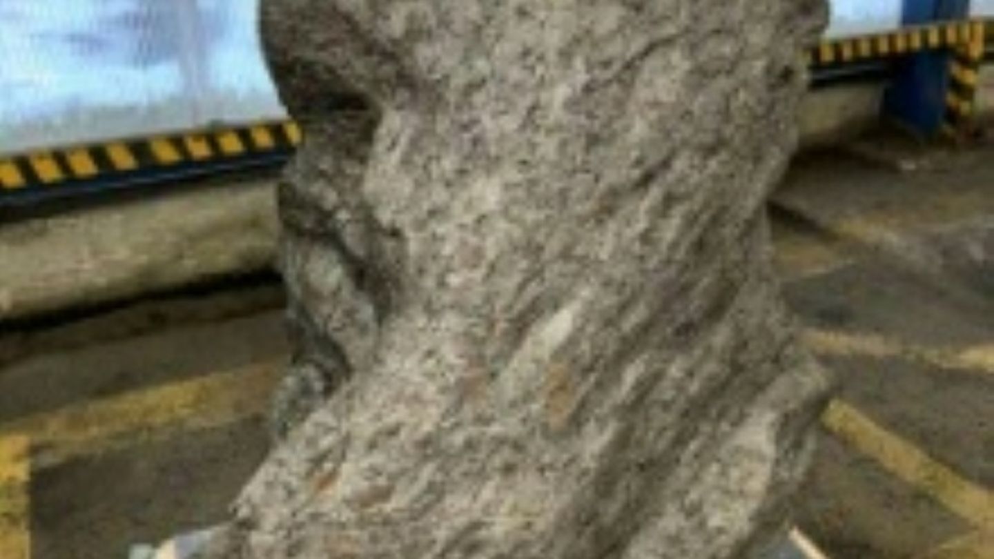 Als Gartenskulptur getarntes Meteoriten-Fragment