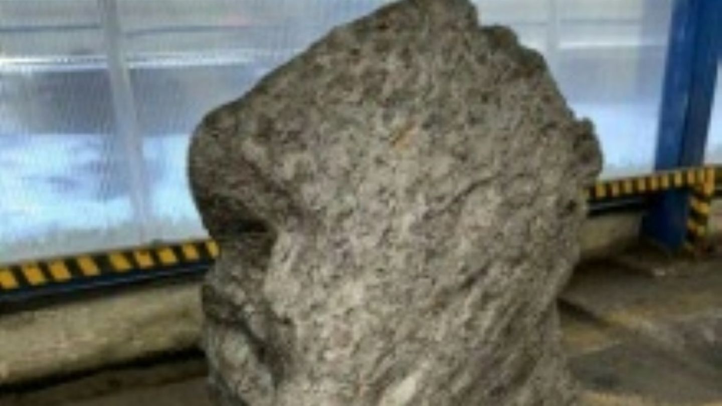 Als Gartenskulptur getarntes Meteoriten-Fragment