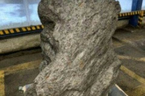 Als Gartenskulptur getarntes Meteoriten-Fragment