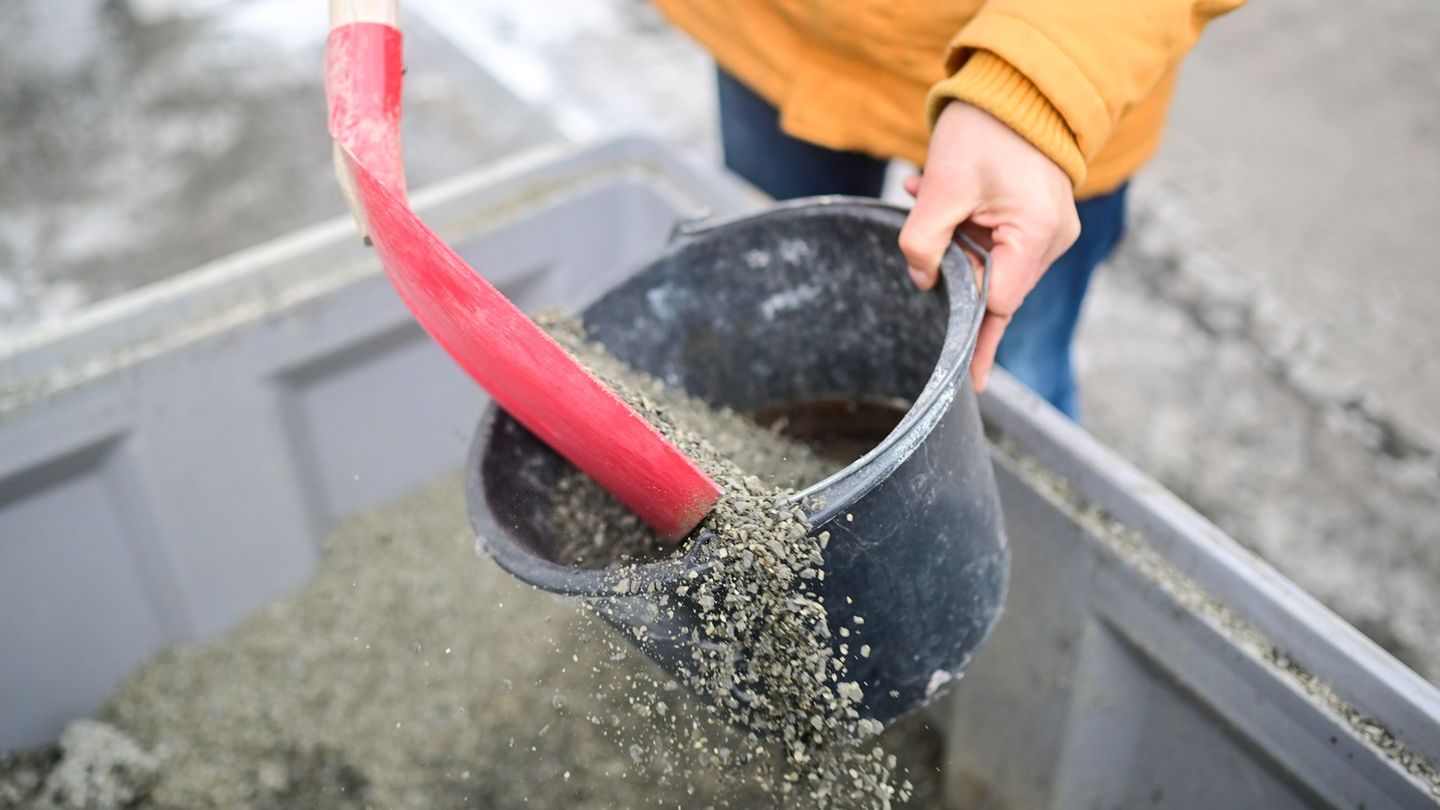 Die Stadtentsorgung Potsdam gibt kostenlos Streugut aus. Bürgerinnen und Bürger können - mit eigenem Behälter - bis zu 20 Liter