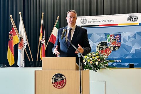 Ministerpräsident Schweitzer spricht mit seinen Söhnen über die Möglichkeit eines Dienstes bei der Bundeswehr. Foto: Alina Grünk