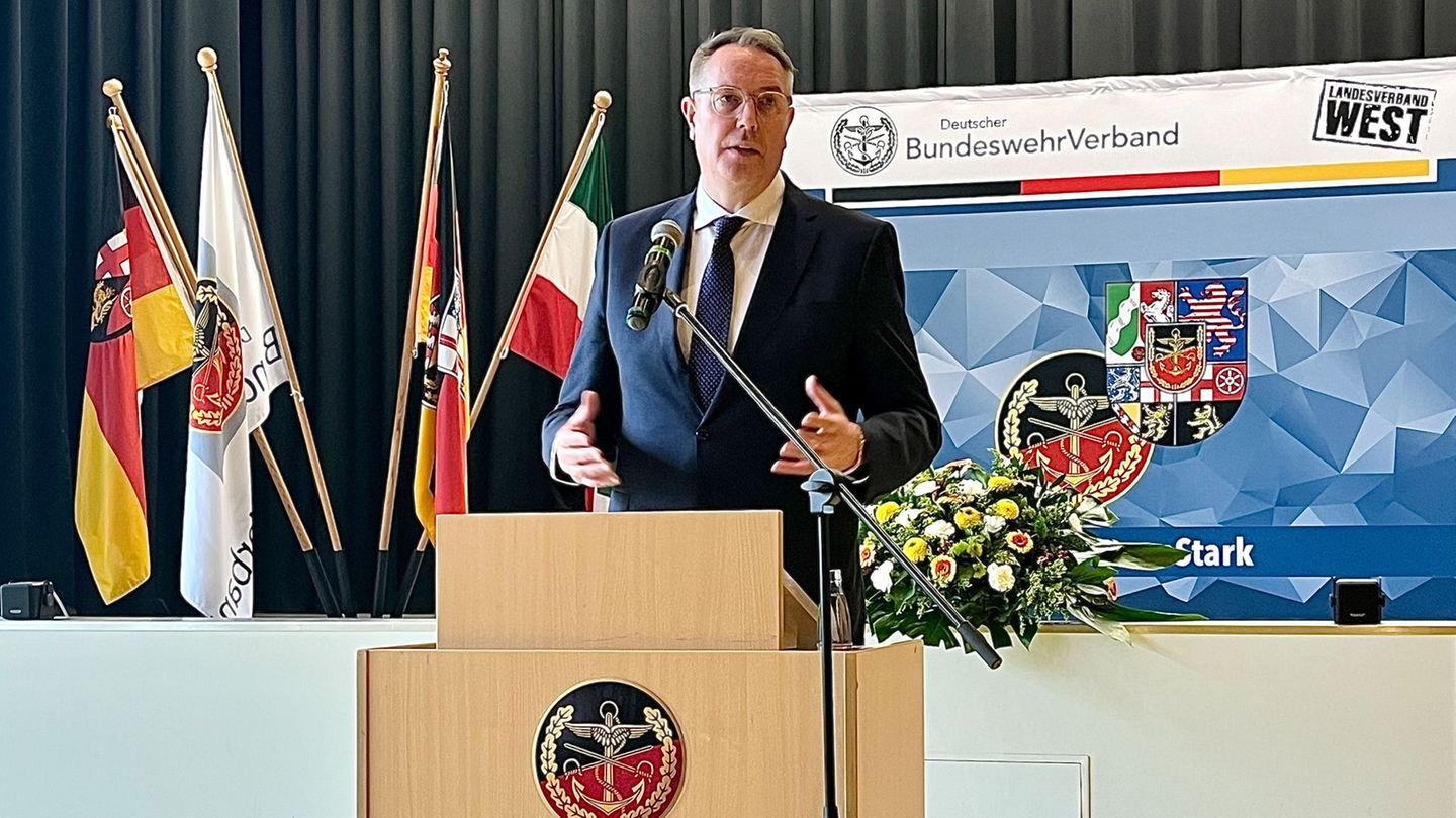 Ministerpräsident Schweitzer spricht mit seinen Söhnen über die Möglichkeit eines Dienstes bei der Bundeswehr. Foto: Alina Grünk