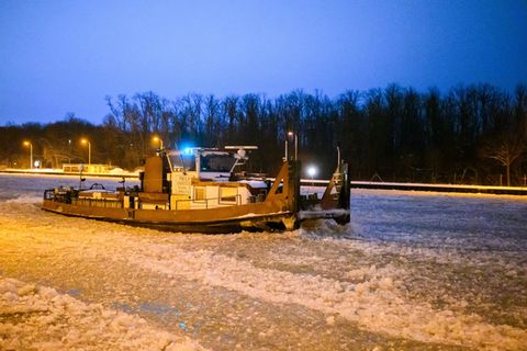 Immer mehr Eis auf den Wasserstraßen: Weitere Sperrungen am Mittellandkanal angekündigt. (Archivbild) Foto: Julian Stratenschult