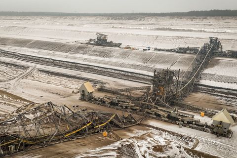 Mit der Sprengung der Förderbrücke F60 im ehemaligen Tagebau Jänschwalde in der Lausitz verschwindet eine der größten mobilen Te