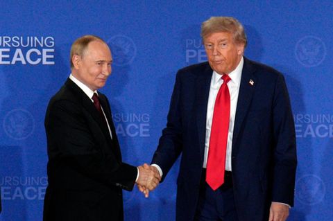 Donald Trump sich im August 2025 mit Russlands Präsidenten Wladimir Putin