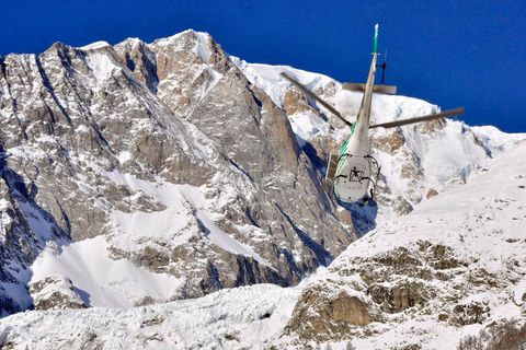 Rettungsteams der Bergwacht suchen noch im Lawinengebiet nach möglicherweise Verschütteten. (Archivbild) Foto: Thierry Pronesti/