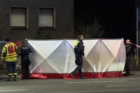 Kurz nach der Tat von Castrop-Rauxel hat die Polizei am Tatort einen Sichtschutz aus weißen Planen errichtet