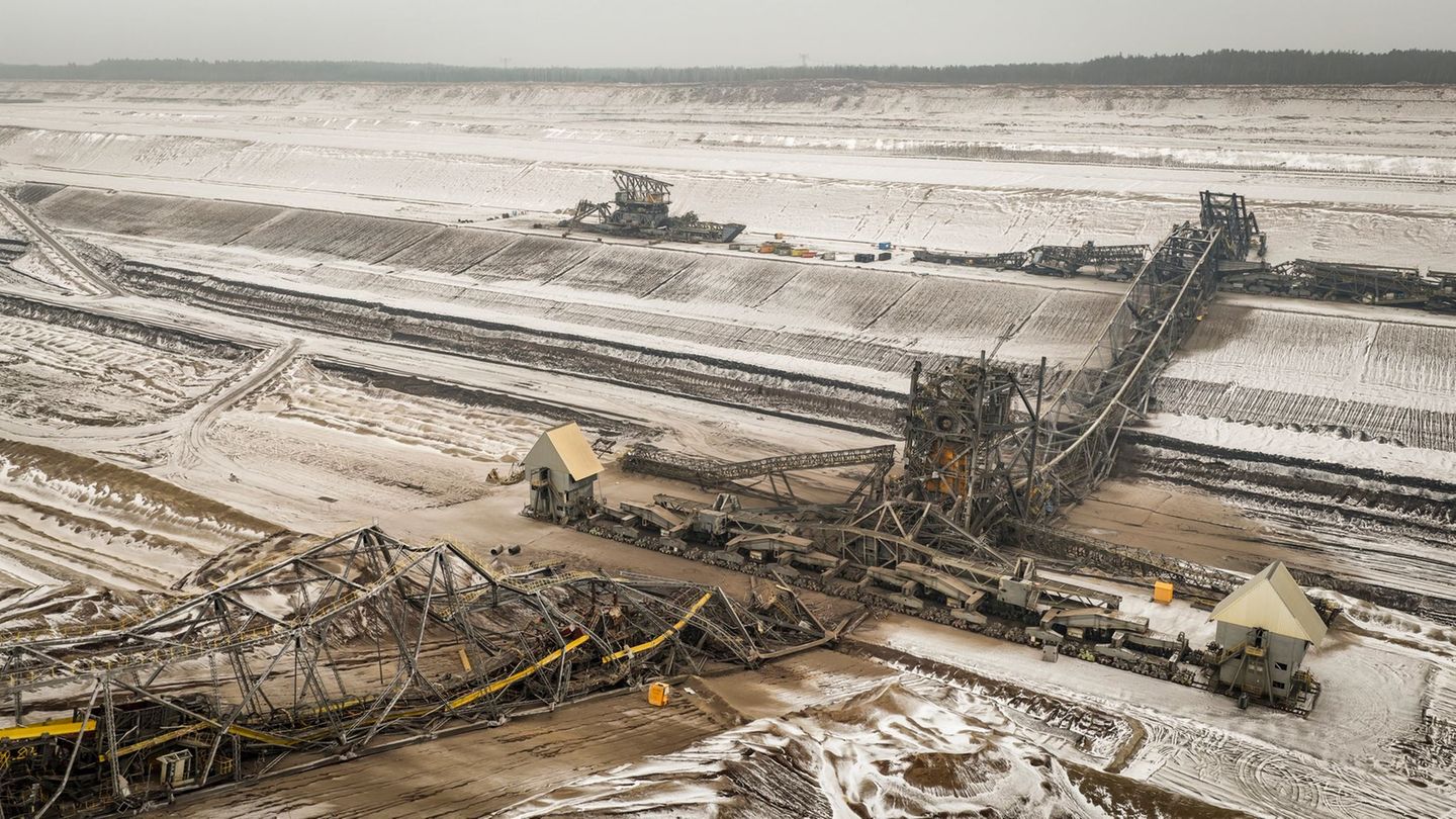 Weil hier keine Kohle mehr abgebaut wird, wurde die riesige Förderbrücke F60 im Tagebaugebiet Jänschwalde gesprengt. Foto: Andre