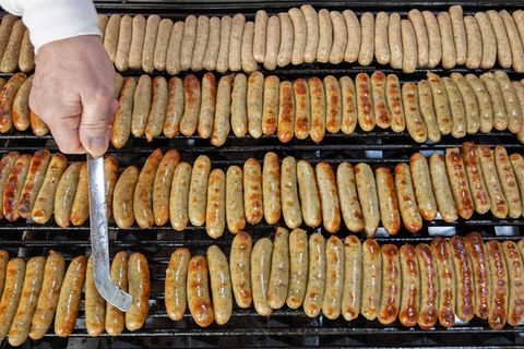 Die Herkunft der Rostbratwürste aus Nürnberg ist geschützt, doch nicht die Herstellung ähnlicher Bratwürste andernorts. (Symbolb