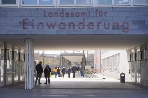 Das Landesamt für Einwanderung in Berlin-Moabit steht wegen unzureichender Reinigung etwa der Toiletten in der Kritik. (Archivbi