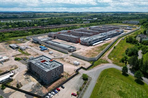 Der Bau der gemeinsamen JVA von Sachsen und Thüringen soll 2027 weitergehen. (Archivbild) Foto: Hendrik Schmidt/dpa