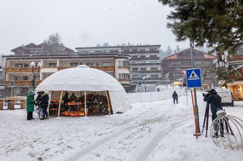 Die Gemeinde Crans-Montana greift jetzt bei Brandschutzmängeln durch. (Archivbild) Foto: Philipp von Ditfurth/dpa