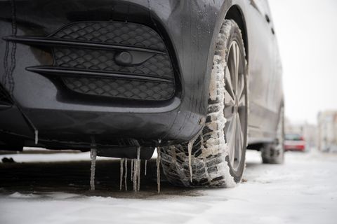 Schnee und teils auch Regen sorgen für Glätte auf den Straßen von MV. Foto: Philip Dulian/dpa