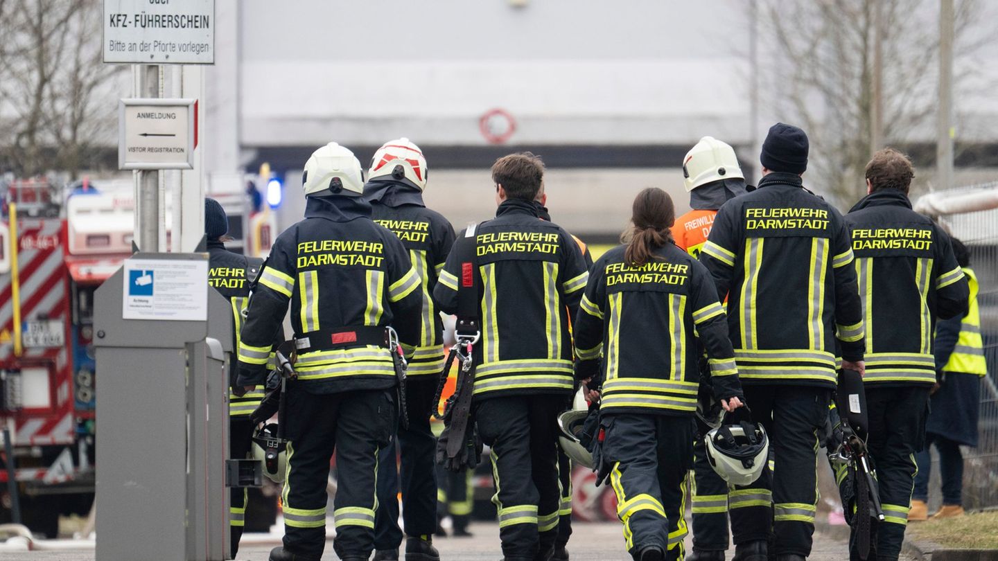 Zahlreiche Kräfte waren im Einsatz. Foto: Boris Roessler/dpa