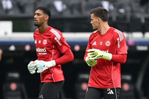 Kämpfen um den Platz im Tor von Eintracht Frankfurt: Kaua Santos (l) und Michael Zetterer (r). (Archivbild) Foto: Arne Dedert/dp