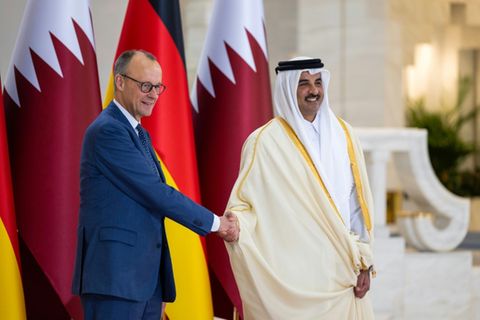 Merz (l.) mit Scheich Tamim bin Hamad al-Thani