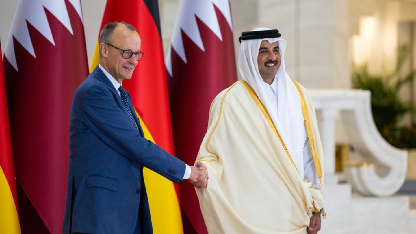 Merz (l.) mit Scheich Tamim bin Hamad al-Thani