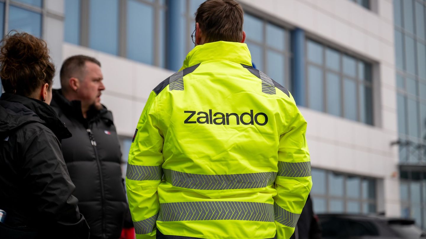 Erste Betriebsversammlung nach dem Aus für Zalando-Logistikzentrum in Erfurt. Foto: Jacob Schröter/dpa