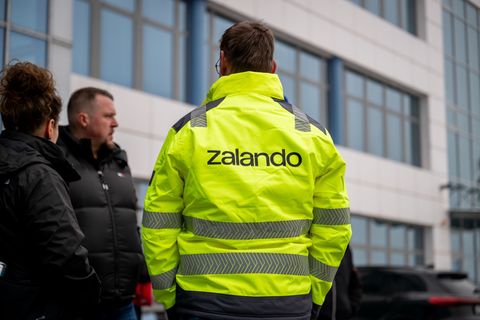 Erste Betriebsversammlung nach dem Aus für Zalando-Logistikzentrum in Erfurt. Foto: Jacob Schröter/dpa