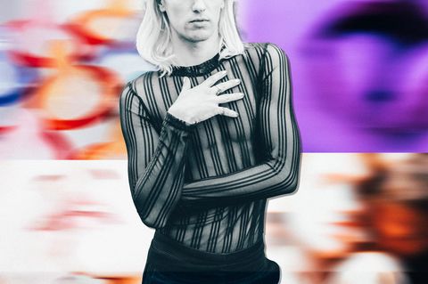 Montage: ein androgyner Mann steht da und berührt sich (Symbolbild zum Thema Gen Z und Sex)