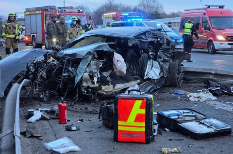 Warum der Autofahrer auf der A2 mit seinem Wagen gegen eine Schallschutzmauer prallte, war noch unklar. Foto: Max Lametz/dpa