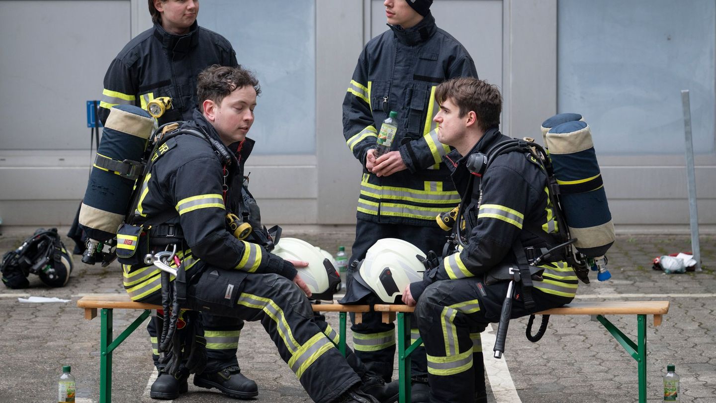 Die Löscharbeiten sind körperlich sehr anstregend. Foto: Boris Roessler/dpa-POOL/dpa