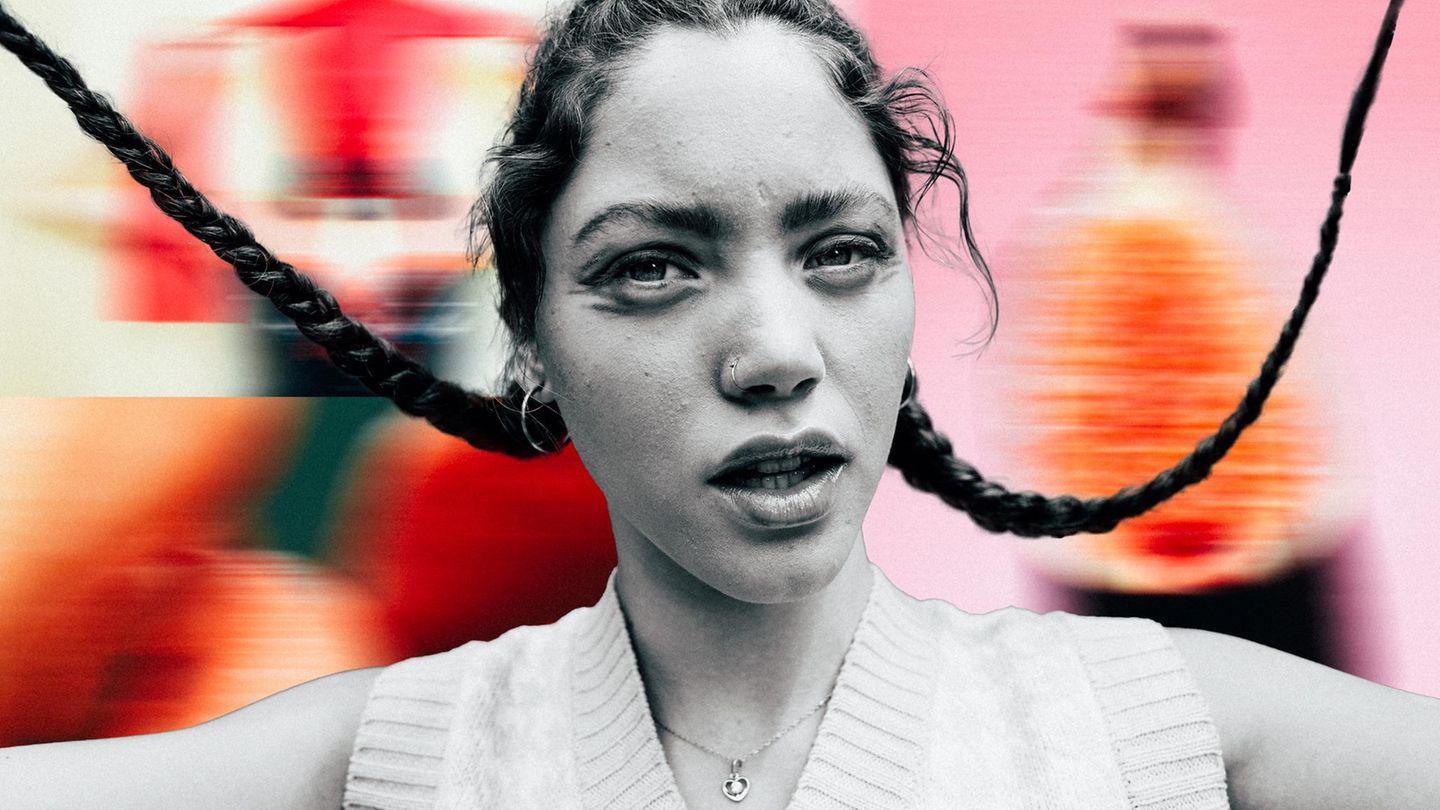 Montage: Eine junge Frau schaut in die Kamera während sie ihre Zöpfe hochwirft (Symbolbild Gen Z und Sex)