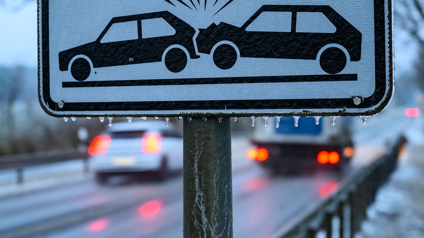 Die A10 wurde zur Rutschbahn - es kam bei Eisglätte gleich zu mehreren Zusammenstößen. (Symbolbild) Foto: Patrick Pleul/dpa