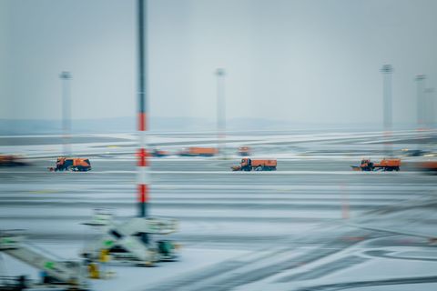 Der Flughafen BER hat den Betrieb wegen des Winterwetters eingestellt. Foto: Christoph Soeder/dpa