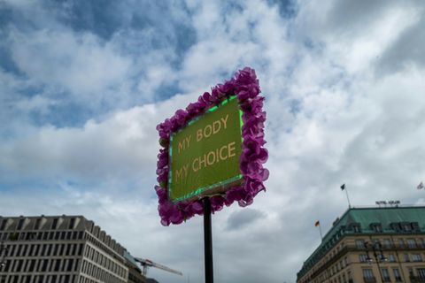 Schild auf Demonstration zum Thema Schwangerschaftsabbruch