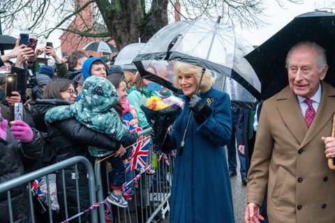 König Charles III. und Königin Camilla in Dedham.