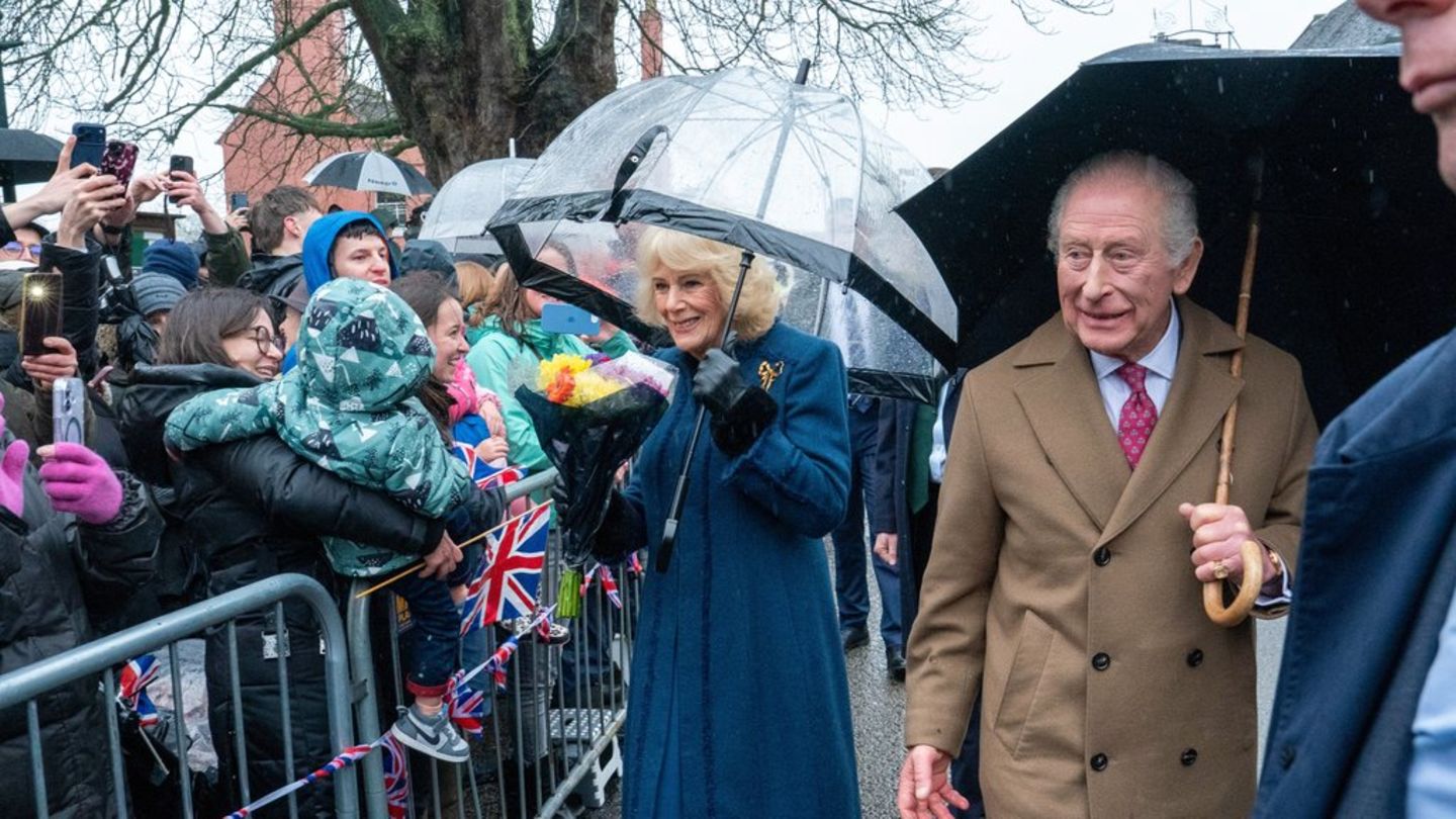 König Charles III. und Königin Camilla in Dedham.