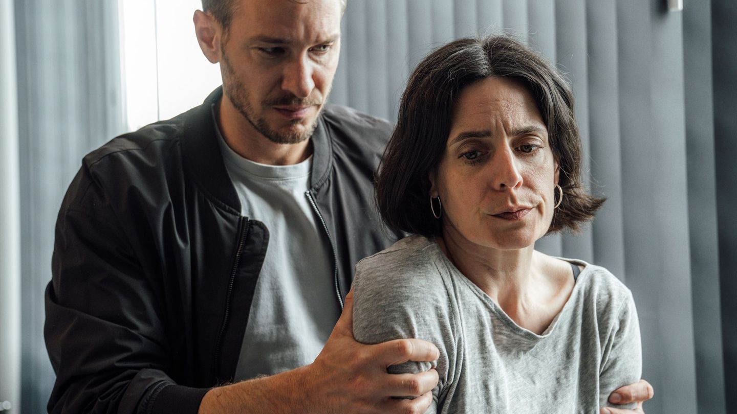 "Tatort: Das Böse in Dir" konfrontiert Kommissarin Esther Baumann (Brigitte Urhausen) mit ihrer Vergangenheit. Kommissar Leo Hölzer (Vladimir Burlakov) steht ihr, so gut es geht, bei.