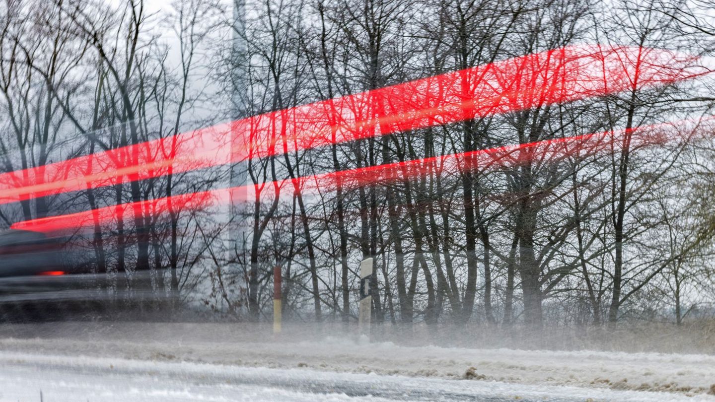 Für Teile Brandenburgs galt die amtliche Unwetterwarnung vor Glatteis noch bis in den Abend. (Archivbild) Foto: Frank Hammerschm