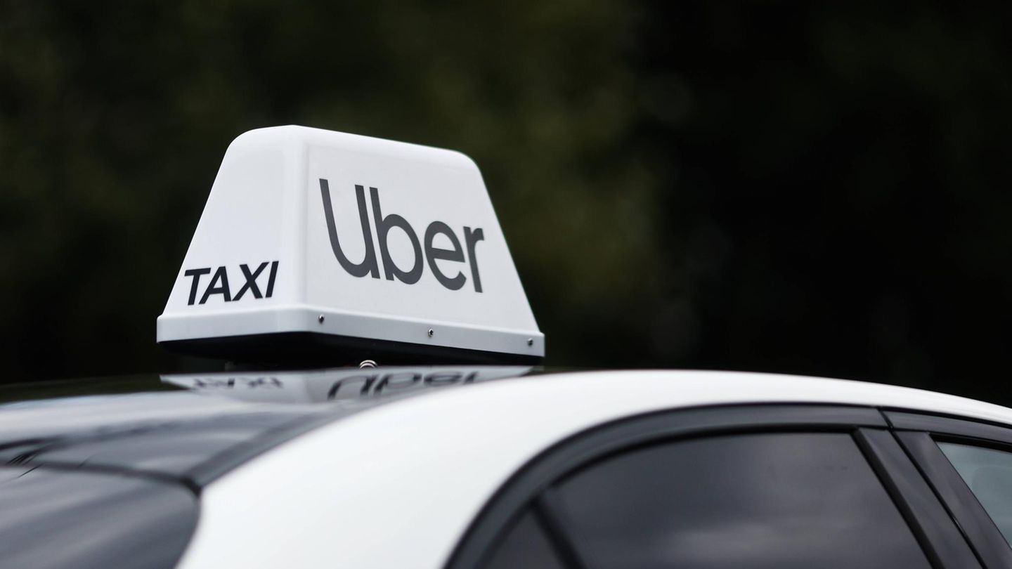 Uber Logo auf einem Auto