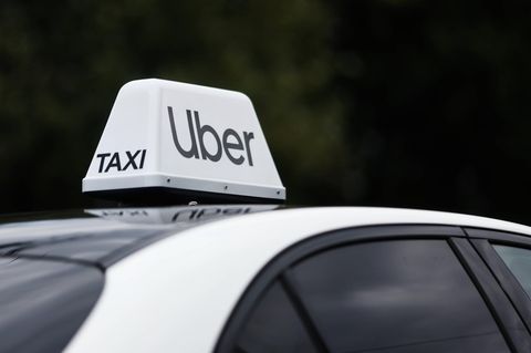 Uber Logo auf einem Auto