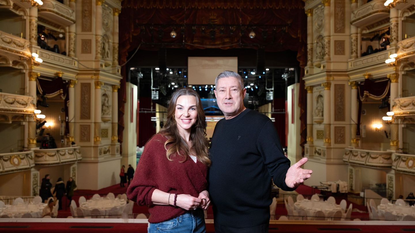 Das Moderatoren-Duo Annika Lau und Joachim Llambi führt durch den diesjährigen Semperopernball. Foto: Sebastian Kahnert/dpa
